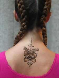 Milujsmějsežij - malování hennou, ornament