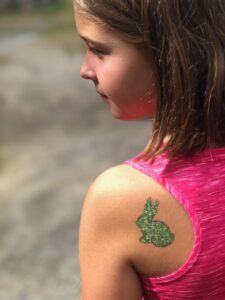 Milujsmějsežij - třpytivé tetování