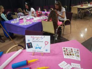 Milujsmějsežij - O2 Arena - malování na obličej, vyrábění z balónků