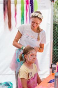 Milujsmějsežij - bezvafest, malování na obličej, copánky