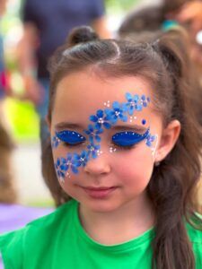 Milujsmějsežij - Bezva fest, malování na obličej, květiny, modré oční stíny