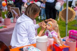 Milujsmějsežij - Bezva fest, malování na obličej, duha, květinky