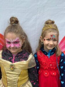 Milujsmějsežij - den princezen, malování na obličej, diamantíky