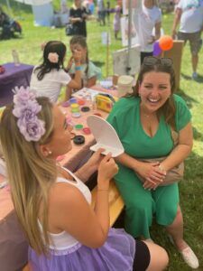 Milujsmějsežij - malování na obličej na letním festivalu