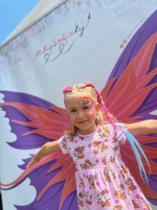 Milujsmějsežij - malování na obličej copánky z kanekelonu, letní festival