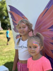 Milujsmějsežij - letní festival, malování na obličej, duha, květiny