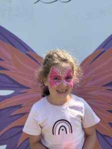 Milujsmějsežij - festival, malování na obličej, květiny, křídla, motýl