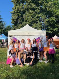 Milujsmějsežij - tým na letním festivalu