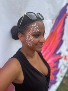 Milujsmějsežij - třpytivé tetování na obličej, letní festival