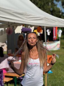 Milujsmějsežij - zakladatelka, copánky, letní festival