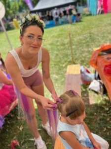 Milujsmějsežij - letní festival, zaplétání copánků z kanekelonu