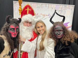 Milujsmějsežij - Mikuláš, čerti a anděl, Miluj tým