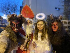 Milujsmějsežij - Mikuláš, čerti a anděl, Miluj tým