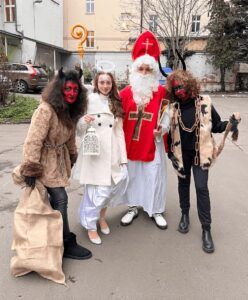 Milujsmějsežij - Mikuláš, čerti a anděl, Miluj tým