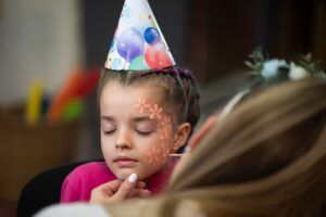 Milujsmějsežij - narozeninové dětské oslavy, malování na obličej, květiny, čepičky, závbava