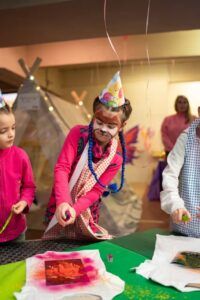 Milujsmějsežij - narozeninové oslavy, malování na obličej, čepičky, sprejování obrázků, workshop, tvoření