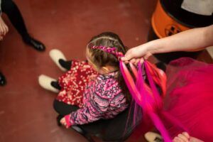 Milujsmějsežij - narozeninové oslavy, zaplétání copánků z kanekelonu