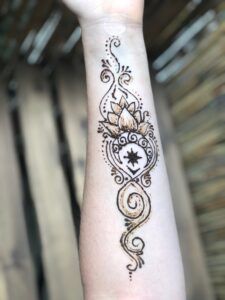 Milujsmějsežij - tetování hennou