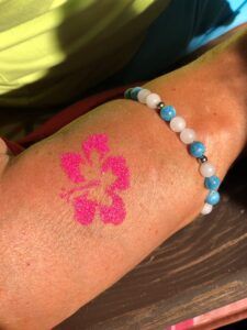 Milujsmějsežij - třpytivá tetování hawai kytka