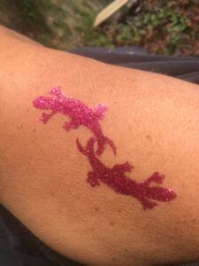 Milujsmějsežij - třpytivé tetování ještěrky