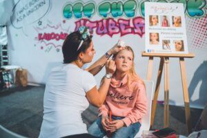 Milujsmějsežij - utubering, festival, malování na obličej